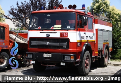 Iveco OM 160
Vigili del Fuoco
AutoPompaSerbatoio allestimento Baribbi
fotografata presso l'officina Iveco Luigi Ferrari
VF 13454
Parole chiave: Iveco OM 160 VF13454