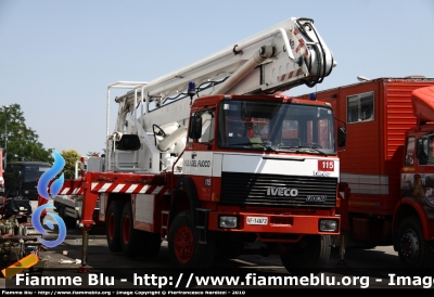 Iveco 330-30
Vigili del Fuoco
Snorkel
fotografato presso l'officina Iveco Luigi Ferrari
VF 14672
Parole chiave: Iveco 330-30 VF14672