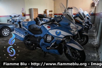 Moto-Guzzi Norge
Polizia di Stato
Polizia Stradale in servizio sulla Milano Serravalle Milano Tangenziali
Assegnata al Reparto di Intervento della Polizia Stradale (R.I.P.S.) di Milano
POLIZIA G2338
Parole chiave: Moto-Guzzi Norge POLIZIAG2338