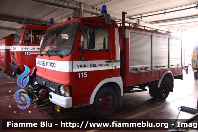 Iveco 60-10
Vigili del Fuoco
Comando Provinciale di Padova
Polisoccorso allestimento Baribbi

Parole chiave: Iveco 60-10