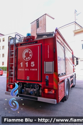 Scania P370 III serie
Vigili del Fuoco
Comando Provinciale di Chieti
Distaccamento permanente di Vasto
AutoBottePompa allestimento Bai
VF 32395
Parole chiave: Scania P370_IIIserie VF32395