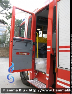 Iveco Stralis AF190S40 I serie
Vigili del Fuoco
Comando Provinciale di Chieti
Distaccamento di Vasto (CH)
AutoPompaSerbatoio allestimento Iveco-Magirus
VF 23646 
Porta d'accesso
vano posteriore cabina di guida
Parole chiave: Iveco Stralis_AF190S40_Iserie VF23646