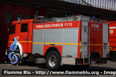 Iveco 190-26
Vigili del Fuoco
Comando Provinciale di Roma
AutoPompaSerbatoio allestimento Baribbi
VF 16010
Parole chiave: Iveco 190-26 VF16010