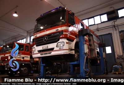 Mercedes-Benz Actros 1841 II serie 
Vigili del Fuoco
Comando Provinciale di Chieti
Distaccamento Permanente di Lanciano
(CH) AutoPompaSerbatoio allestimento
Bai, fotografata presso l'officina Iveco Luigi Ferrari
VF 24464
Parole chiave: Mercedes-Benz Actros_1841_IIserie VF24464