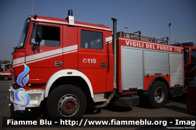 Iveco TurboTech 190-26
Vigili del Fuoco
Comando Provinciale di Roma
AutoPompaSerbatoio allestimento Baribbi
VF 17776
Parole chiave: Iveco TurboTech_190-26 VF17776