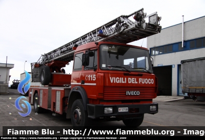 Iveco 190-26
Vigili del Fuoco
Comando Provinciale di Pisa
AutoScala allestimento Iveco-Magirus
fotografata presso l'officina Iveco Luigi Ferrari
VF 17108
Parole chiave: Iveco 190-26 VF17108