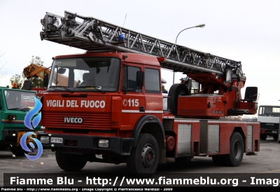 Iveco 190-26
Vigili del Fuoco
Comando Provinciale di Pisa
AutoScala allestimento Iveco-Magirus
fotografata presso l'officina Iveco Luigi Ferrari
VF 17108
Parole chiave: Iveco 190-26 VF17108