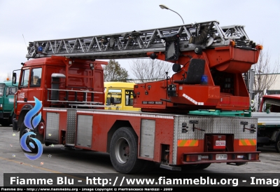 Iveco 190-26
Vigili del Fuoco
Comando Provinciale di Pisa
AutoScala allestimento Iveco-Magirus
fotografata presso l'officina Iveco Luigi Ferrari
VF 17108
Parole chiave: Iveco 190-26 VF17108