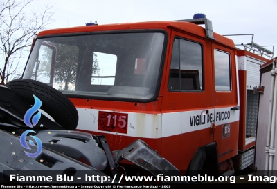 Iveco OM 79-13
Vigili del Fuoco
AutoPompaSerbatoio allestimento Baribbi
Esemplare dismesso
fotografata presso l'officina Iveco Luigi Ferrari
Parole chiave: Iveco OM 79-13