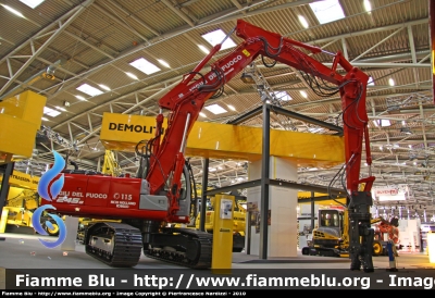 New Holland E245B
Vigili del Fuoco
Equipaggiato di pinza frantumatrice
idraulica da demolizione
Qui fotografato al Bauma 2010
Parole chiave: New-Holland E245B