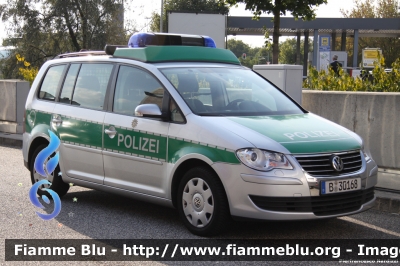 Volkswagen Touran II serie
Bundesrepublik Deutschland - Germania
Landespolizei Freie Stadt Berlin-
Polizia territoriale Città di Berlino
vecchia livrea
Parole chiave: Volkswagen Touran_IIserie