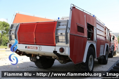 Perlini 605D Iguana
Vigili del Fuoco
Comando Provinciale di Ancona
AutoIdroSchiuma storica
Allestimento Baribbi
Ex Distaccamento Aeroportuale di Falconara Marittima (AN).
Qui fotografata presso la Raffineria Api di Falconara Marittima (AN), dove era in servizio fino a pochi anni fa.
Parole chiave: Perlini 605D_Iguana