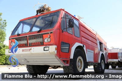 Perlini 605D Iguana
Vigili del Fuoco
Comando Provinciale di Ancona
AutoIdroSchiuma storica
Allestimento Baribbi
Ex Distaccamento Aeroportuale di Falconara Marittima (AN).
Qui fotografata presso la Raffineria Api di Falconara Marittima (AN), dove era in servizio fino a pochi anni fa.
Parole chiave: Perlini 605D_Iguana