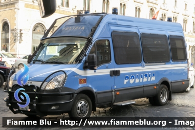 Iveco Daily V serie
Polizia di Stato
Reparto Mobile
Allestito Sperotto
Decorazione Grafica Artlantis
POLIZIA H8470
Parole chiave: Iveco Daily_Vserie POLIZIAH8470