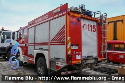 Iveco EuroFire 140E30 4x4 II serie
Vigili del Fuoco
AutoPompaSerbatoio allestimento Iveco-Magirus
Acquistata con i fondi Protezione Civile regione Campania
Fotografata presso l'officina Iveco Luigi Ferrari
VF 25455
Parole chiave: Iveco EuroFire_140E30_4x4_IIserie VF25455