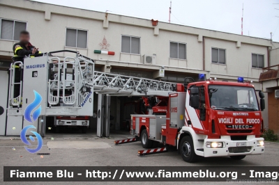 Iveco EuroCargo 160E30 III serie
Vigili del Fuoco
Comando Provinciale di Campobasso
Distaccamento di Termoli (CB)
AutoScala da 24 metri allestimento Iveco-Magirus
VF 26801
Parole chiave: Iveco EuroCargo_160E30_IIIserie VF26801