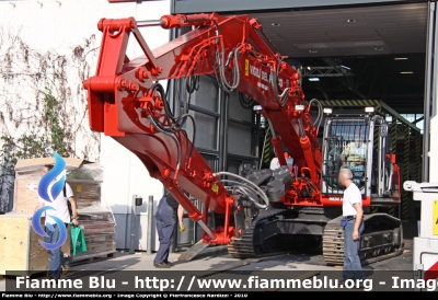 New Holland E245B
Vigili del Fuoco
Equipaggiato di pinza frantumatrice
idraulica da demolizione
Qui fotografato al Bauma 2010
Parole chiave: New-Holland E245B