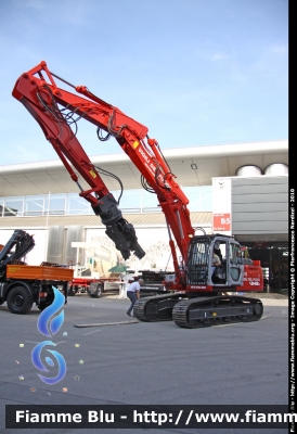 New Holland E245B
Vigili del Fuoco
Equipaggiato di pinza frantumatrice
idraulica da demolizione
Qui fotografato al Bauma 2010
Parole chiave: New-Holland E245B