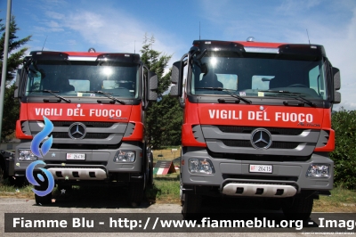 Mercedes-Benz Actros 4141 III serie
Vigili del Fuoco
Comando Provinciale dell'Aquila
Allestimento Scarrabile Guimatrag
per trasporto macerie e materiali vari.
Mezzi Acquistati dal Commissario delegato per la Ricostruzione dei territori abruzzesi colpiti dal sisma del
6 aprile 2009
VF 26415
VF 26416
Parole chiave: Mercedes-Benz Actros_4141_IIIserie VF26415 VF26416