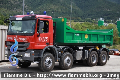 Mercedes-Benz Actros 4141 III serie
Vigili del Fuoco
Comando Provinciale dell'Aquila
Allestimento Scarrabile Guimatrag
per trasporto macerie e materiali vari.
Mezzo Acquistato dal Commissario delegato per la Ricostruzione dei territori abruzzesi colpiti dal sisma del
6 aprile 2009
VF 26414
Fase di scarramento del cassone (1)
Parole chiave: Mercedes-Benz Actros_4141_IIIserie VF26414