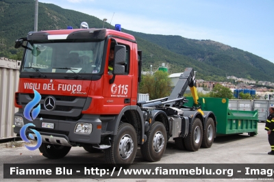 Mercedes-Benz Actros 4141 III serie
Vigili del Fuoco
Comando Provinciale dell'Aquila
Allestimento Scarrabile Guimatrag
per trasporto macerie e materiali vari.
Mezzo Acquistato dal Commissario delegato per la Ricostruzione dei territori abruzzesi colpiti dal sisma del
6 aprile 2009
VF 26414
Fase di scarramento del cassone (6)
Parole chiave: Mercedes-Benz Actros_4141_IIIserie VF26414