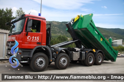 Mercedes-Benz Actros 4141 III serie
Vigili del Fuoco
Comando Provinciale dell'Aquila
Allestimento Scarrabile Guimatrag
per trasporto macerie e materiali vari.
Mezzo Acquistato dal Commissario delegato per la Ricostruzione dei territori abruzzesi colpiti dal sisma del
6 aprile 2009
VF 26414
Fase di scarramento del cassone (4)
Parole chiave: Mercedes-Benz Actros_4141_IIIserie VF26414