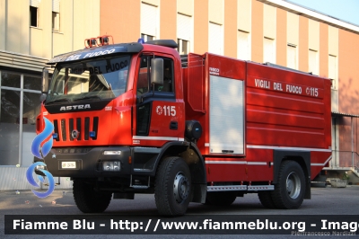 Astra HD8 42.32 I serie
Vigili del Fuoco
Comando Provinciale di Piacenza
AutoBottePompa allestimento Iveco-Magirus
VF 24194
Si ringrazia l'Ing. Paolo Baldini per la disponibilità
Parole chiave: Astra HD8_42.32_Iserie VF24194