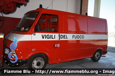 Fiat 242E
Vigili del Fuoco
Comando Provinciale di Chieti
Distaccamento di Lanciano (CH)
Carro Allagamenti
Ancora in uso
VF 13244 
Parole chiave: Fiat 242E VF13244