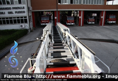 Iveco EuroFire 150E28 II serie
Vigili del Fuoco
Comando Provinciale di Livorno
Distaccamento di Portoferraio (LI)
AutoScala con asse posteriore sterzante HZL e scala snodata GL da 32 metri allestimento Iveco-Magirus
Scala aperta, da notare lo snodo dell'ultima volata
VF 22948
Parole chiave: Iveco EuroFire_150E28_IIserie VF22948