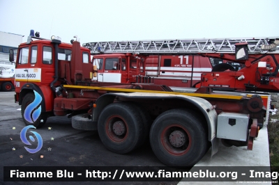 Fiat Iveco 300PC
Vigili del Fuoco
Comando Provinciale di Chieti
Allestimento Baribbi con
impianto scarrabile a gancio
Fotografato presso l'officina Iveco Luigi Ferrari
VF 15136
Parole chiave: Fiat Iveco 300PC VF15136