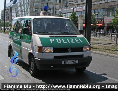 Volkswagen Transporter T4
Bundesrepublik Deutschland - Germania
Landespolizei Freie Stadt Berlin-
Polizia territoriale Città di Berlino
vecchia livrea
Parole chiave: Volkswagen Transporter_T4