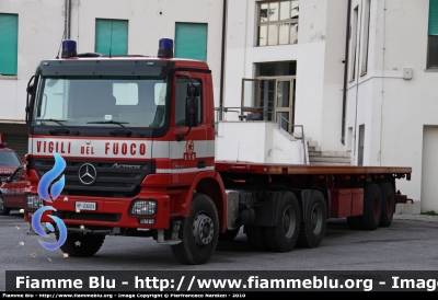 Mercedes-Benz Actros 3346 II serie
Vigili del Fuoco
Distaccamento Aeroportuale di Pisa
VF 23225
Parole chiave: Mercedes-Benz Actros_3346_IIserie VF23225