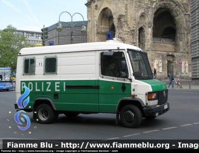 Mercedes-Benz Vario
Bundesrepublik Deutschland - Germania
Landespolizei Freie Stadt Berlin-
Polizia territoriale Città di Berlino
vecchia livrea
Parole chiave: Mercedes-Benz Vario landespolizei Berlin