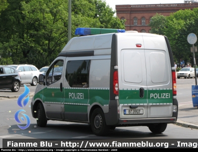 Renault Trafic II serie
Bundesrepublik Deutschland - Germania
Landespolizei Freie Stadt Berlin-
Polizia territoriale Città di Berlino
vecchia livrea
Parole chiave: Renault Trafic_IIserie landespolizei Berlin