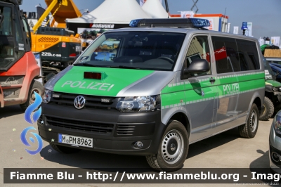 Volkswagen Transporter T5 Restyle
Bundesrepublik Deutschland - Germania
Landespolizei Bayern - München 
Polizia territoriale della Baviera - Monaco
Parole chiave: Volkswagen Transporter_T5_Restyle