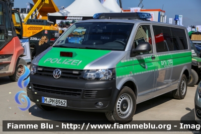 Volkswagen Transporter T5 Restyle
Bundesrepublik Deutschland - Germania
Landespolizei Bayern - München 
Polizia territoriale della Baviera - Monaco
Parole chiave: Volkswagen Transporter_T5_Restyle