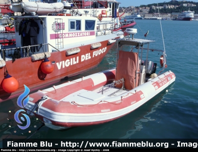 Gommone
Vigili del Fuoco
Distaccamento Portuale di Ancona
Parole chiave: Gommone VF