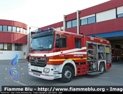 Mercedes-Benz Actros 1841 II serie
Vigili del Fuoco
APS Comando Provinciale Venezia-Mestre
VF23329
Parole chiave: Mercedes-Benz Actros_1841_IIserie VVF_Venezia_Mestre VF23329