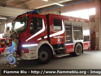 Volvo FL 280 III serie
Vigili del Fuoco
AutoPompaSerbatorio allestimento Bai
Parole chiave: Volvo FL_280_IIIserie Reas_2010