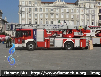 Mercedes-Benz Econic 1833 I serie
Republika Slovenija - Repubblica Slovena
Gasilci Koper
Autoscala allestimento Metz presente alla manifestazione Vigili Del Fuoco senza frontiere svoltasi a Trieste nel settembre 2007
Parole chiave: Mercedes-Benz Econic_1833_Iserie Gasilci Slovenia