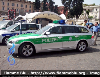 Bmw 520 E60 Touring
Bundesrepublik Deutschland - Germania
Landespolizei 
Bayern - München 
Polizia territoriale della Baviera
- Monaco -



Parole chiave: Bmw 520_E60_Touring Landespolizei Bayern