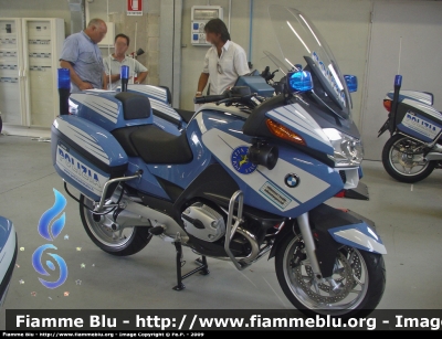 Bmw R1200RT III serie
Polizia di Stato
Polizia Stradale in servizio sulla Milano Serravalle Milano Tangenziali
Assegnata al Reparto di Intervento della Polizia Stradale (R.I.P.S.) di Milano Mecenate
Polizia G1908
Parole chiave: Bmw R1200RT_IIIserie PoliziaG1908