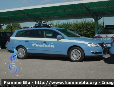 Volkswagen Passat Variant VI Serie
Polizia di Stato
Polizia Stradale in servizio sulla A7 Milano Serravalle - Milano Tangenziali
Parole chiave: Volkswagen Passat_Variant_VIserie Polizia