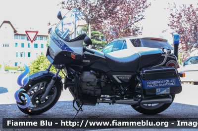 Moto Guzzi 850 T5
Polizia Locale Appiano sulla strada del vino (BZ)
Ortspolizei Eppan an der Weinstraße
POLIZIA LOCALE YA 02853
Parole chiave: Moto-Guzzi 850_T5 POLIZIALOCALEYA02853