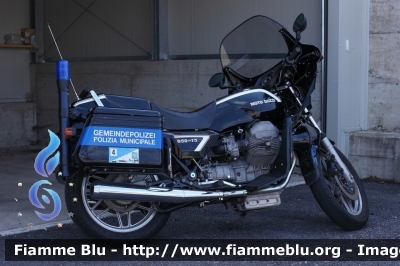 Moto Guzzi 850 T5
Polizia Locale Appiano sulla strada del vino (BZ)
Ortspolizei Eppan an der Weinstraße
POLIZIA LOCALE YA 02853
Parole chiave: Moto-Guzzi 850_T5 POLIZIALOCALEYA02853