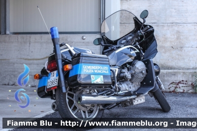 Moto Guzzi 850 T5
Polizia Locale Appiano sulla strada del vino (BZ)
Ortspolizei Eppan an der Weinstraße
POLIZIA LOCALE YA 02853
Parole chiave: Moto-Guzzi 850_T5 POLIZIALOCALEYA02853