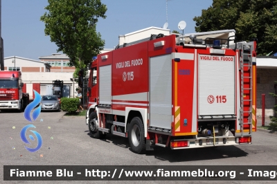 Iveco EuroCargo 180E30 III serie
Vigili del Fuoco
Comando Provinciale di Mantova
AutoBottePompa allestimento Iveco-Magirus
VF 26160
Parole chiave: Iveco EuroCargo_180E30_IIIserie VF26160