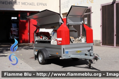 Carrello
Vigili del Fuoco
Unione Distrettuale Bolzano 
Bezirksverband Bozen
Corpo Volontario di San Michele Appiano
Freiwillige Feuerwehr Saint Michael Eppan 
Allestimento Brandschutz
VF R2W8 BZ
Parole chiave: VF2W8BZ