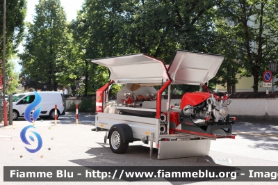 Carrello
Vigili del Fuoco
Unione Distrettuale Bolzano 
Bezirksverband Bozen
Corpo Volontario di San Michele Appiano
Freiwillige Feuerwehr Saint Michael Eppan 
Allestimento Brandschutz
VF R2W8 BZ
Parole chiave: VF2W8BZ