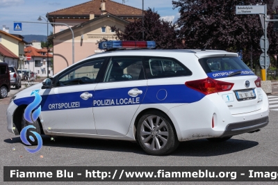 Toyota Auris Hybrid I serie
Polizia Locale Appiano sulla strada del vino (BZ)
Ortspolizei Eppan an der Weinstraße
POLIZIA LOCALE YA 961 AC
Parole chiave: Toyota Auris_Hybrid_Iserie POLIZIALOCALEYA961AC